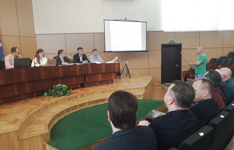 Общественное обсуждение в зале горисполкома цеха по производству канифоли в Бресте. Апрель 2018 года.