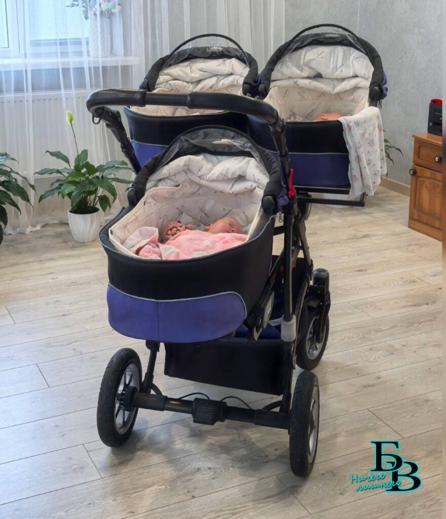 Коляска с тремя новорожденными девочками в семье Матвейчук. Фото: «Брестский вестник».