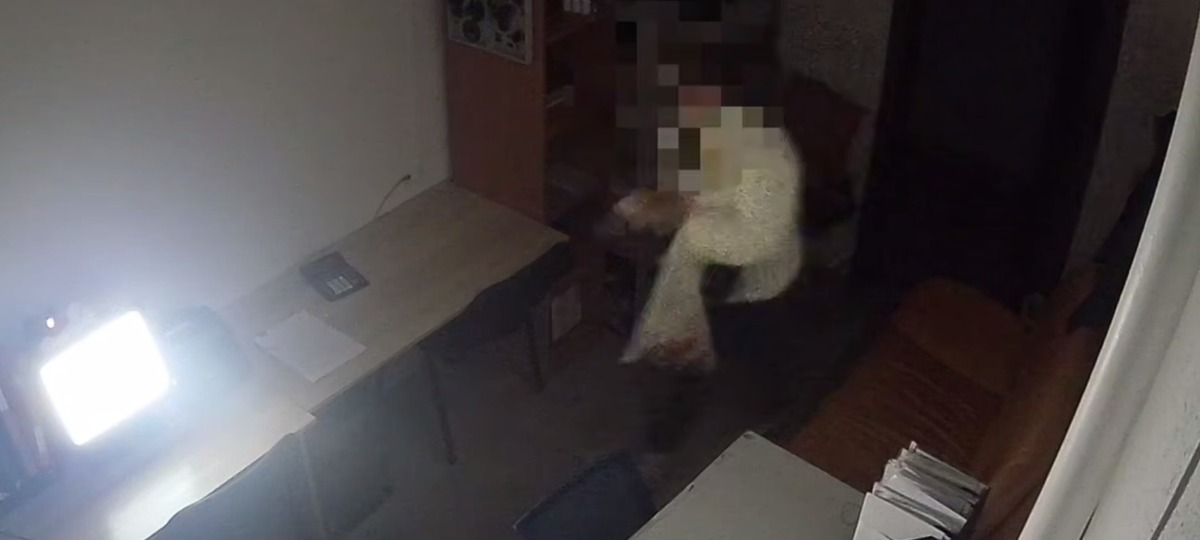 Брестчанка перед тем, как украсть деньги из сейфа. Скриншот видео СК