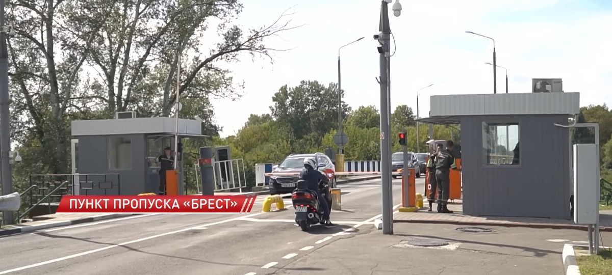Мотоциклист ждет разрешения на выезд из пункта пропуска «Брест» на мост. Скриншот видео