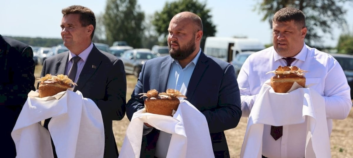 Руководители хозяйств Кобринского района, которым вручили караваи. Фото: «Кобринский вестник»