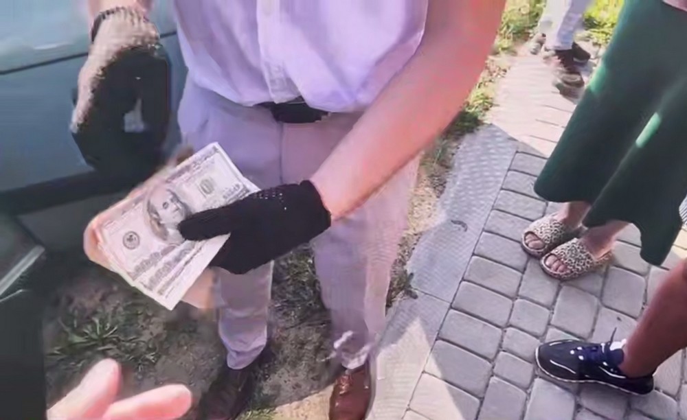 Взятка, за которую задержали чиновника. Скриншот видео МВД