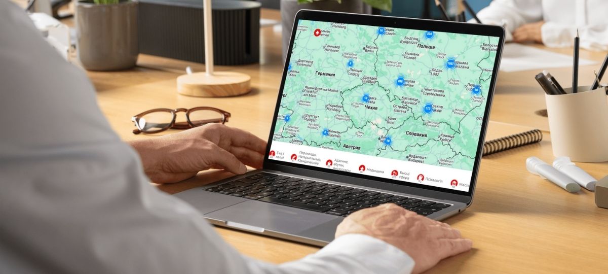 Ноутбук, в экране которого карта БАЙМАПКА