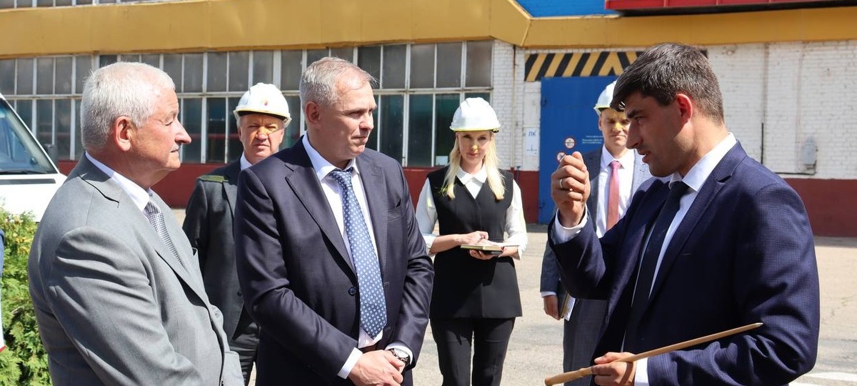 Председатель Брестского облисполкома Петр Пархомчик во время экскурсии по заводу