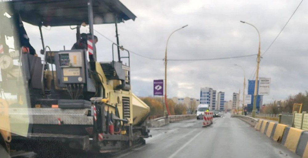 Ремонт асфальта на мосту через Мухавец в Бресте. Фото из соцсетей