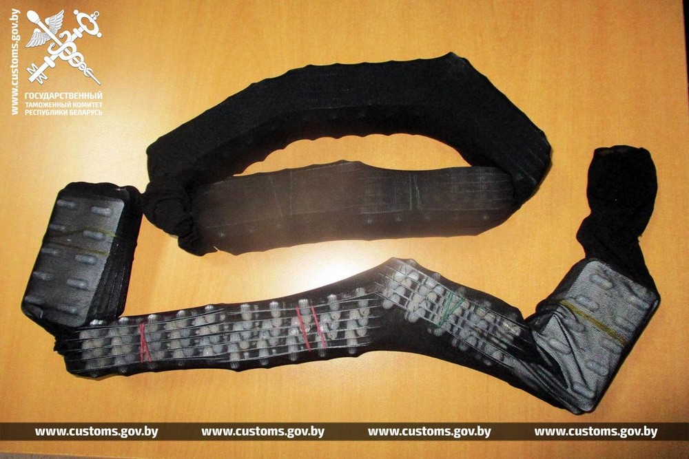 Ветеринарный препарат в чулках, который изъяли брестские таможенники. Фото: ГТК