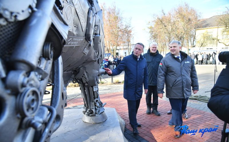 Чиновники смотрят на скульптуру зубра в Барановичах. Фото: «Наш край»