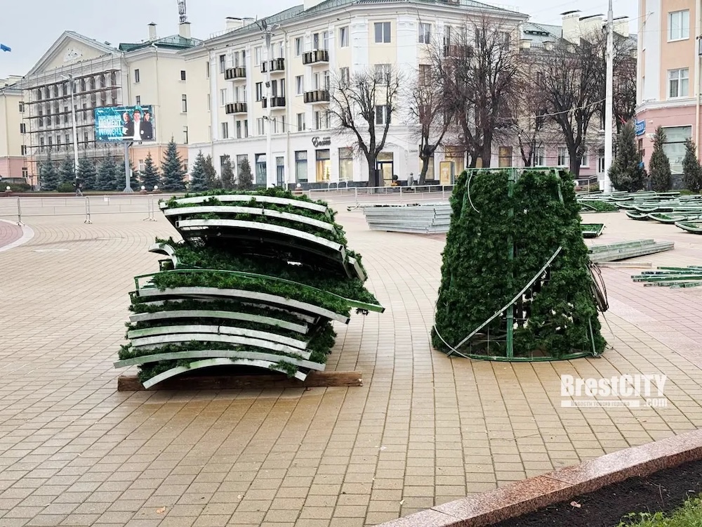 Детали новогодней елки на площади Ленина в Бресте.
