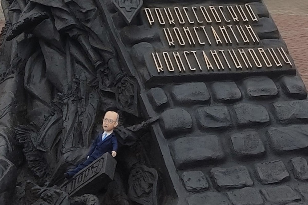 Маленькая кукла на памятнике Рокоссовскому в Гомеле