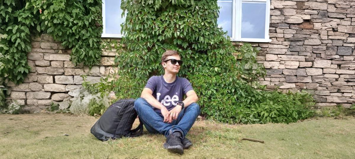 Репетитор из Кобрина Павел Чирун. Фон изображения частично сгенерирован в нейросети