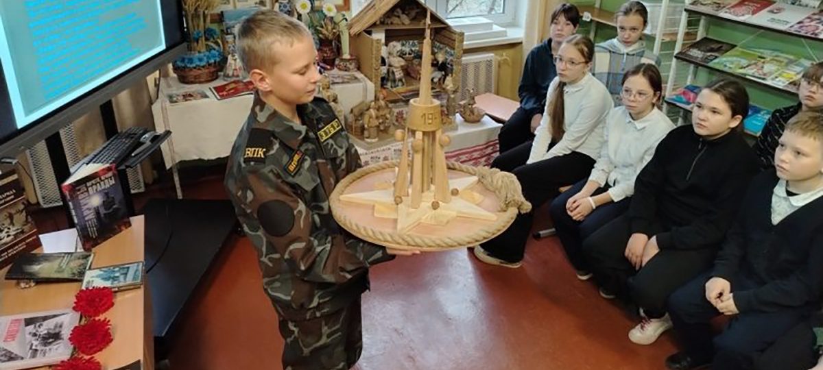 школьник в военной форме на мероприятии