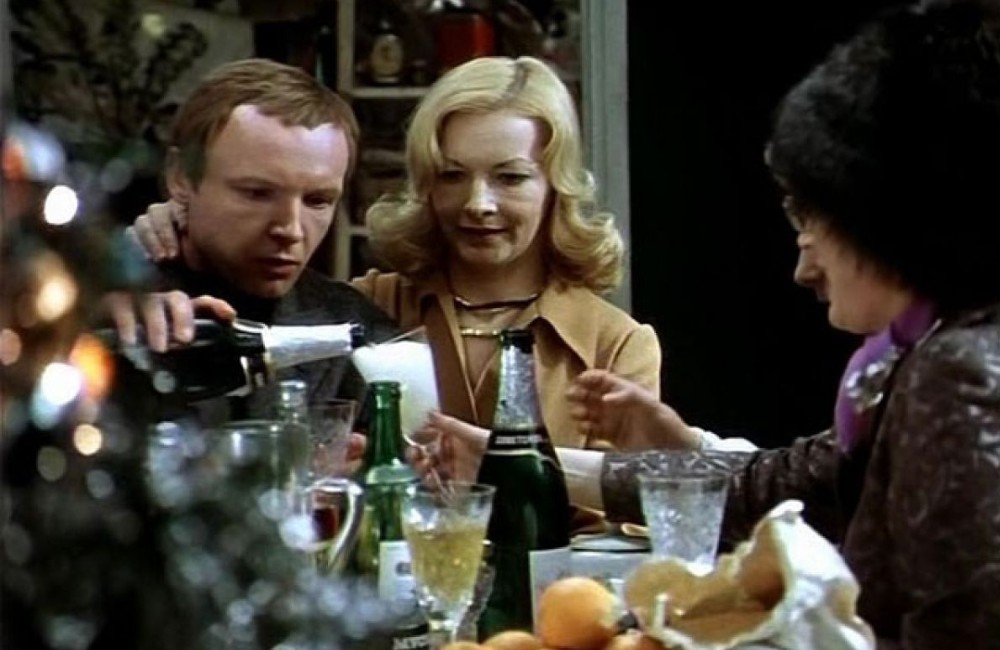 Кадр из фильма "Ирония судьбы или С легким паром". Лукашин наливает шампанское в бокалы