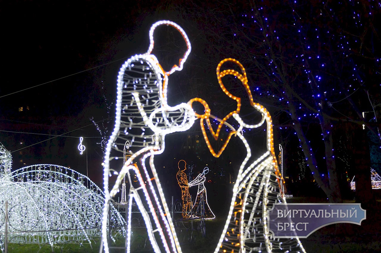 Светящиеся инсталляции в Парке Мира в Бресте. 