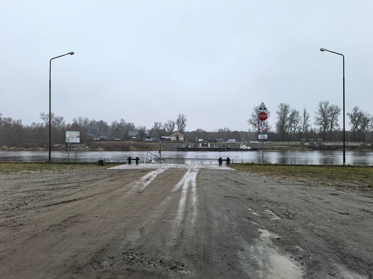 Паромная переправа через реку Припять между Лунинецким и Столинским районами