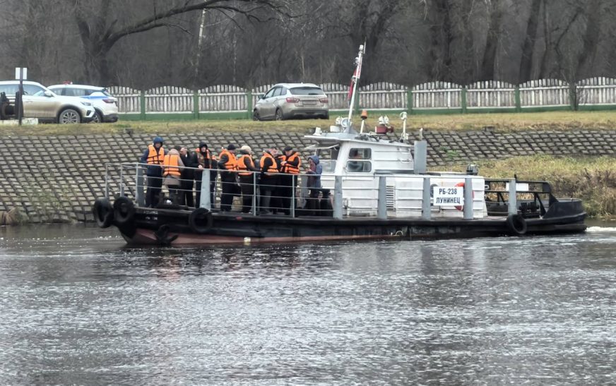 Чиновники плывут на пароме через реку Припять между Лунинецким и Столинским районами.