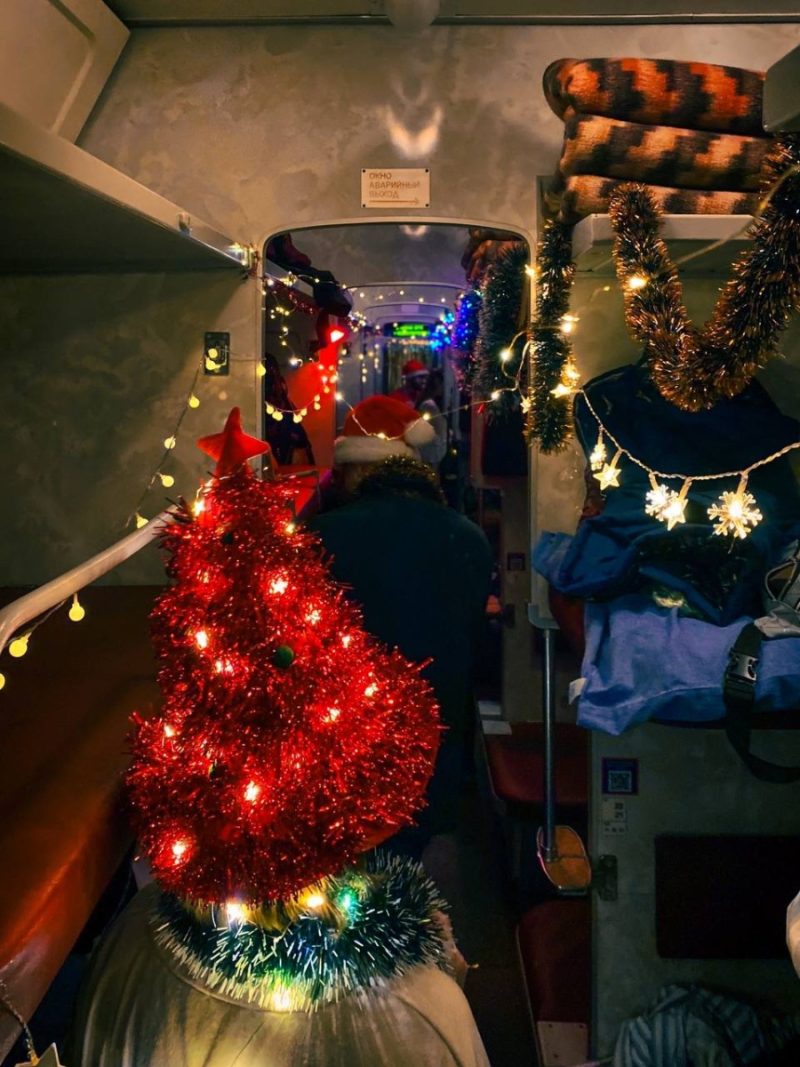 Компания беларусов встречает Новый год в поезде до Бреста. Фото Артема Устинова