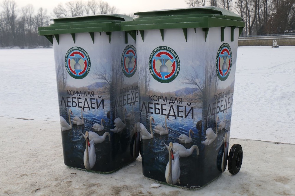 Контейнеры с кормом для лебедей на набережной Бреста. 