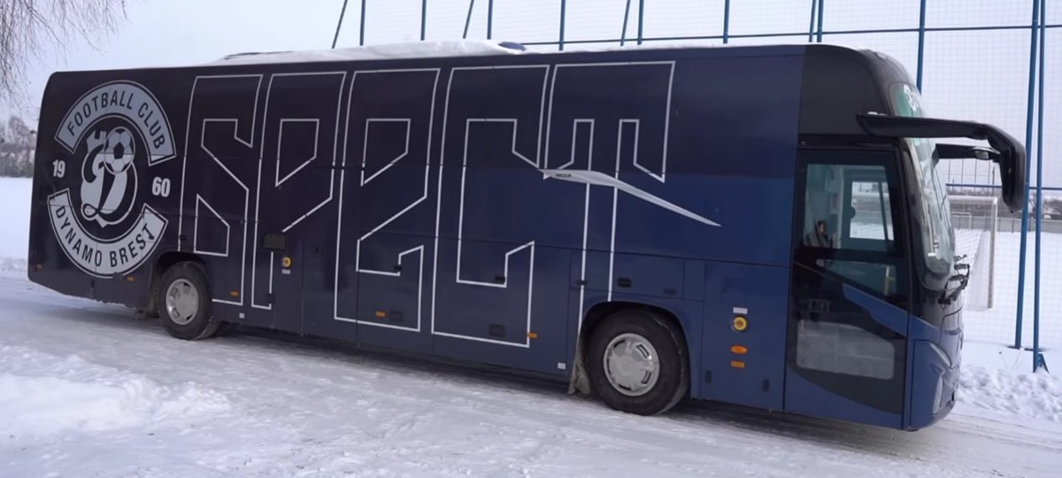 Новый автобус футбольного клуба «Динамо-Брест». Скриншот видео