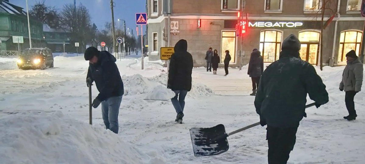 Жители Барановичей убирают снег 8 января 2026 года. Фото: «Наш край»