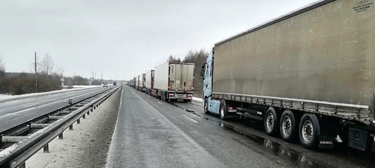 Очередь из грузовиков перед зоной ожидания в Козловичах. Фото из Threads