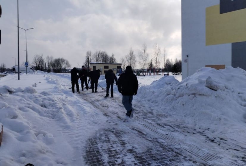 люди идут по снегу