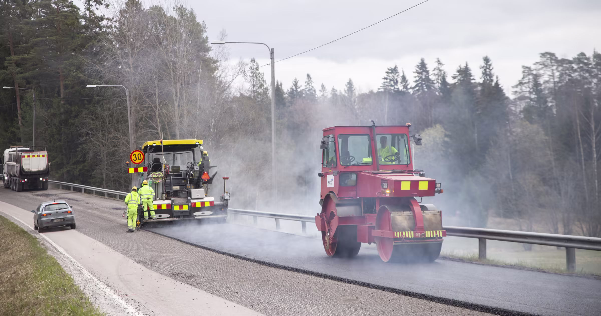 Асфальтирование дороги в регионе Уусимаа в Финляндии