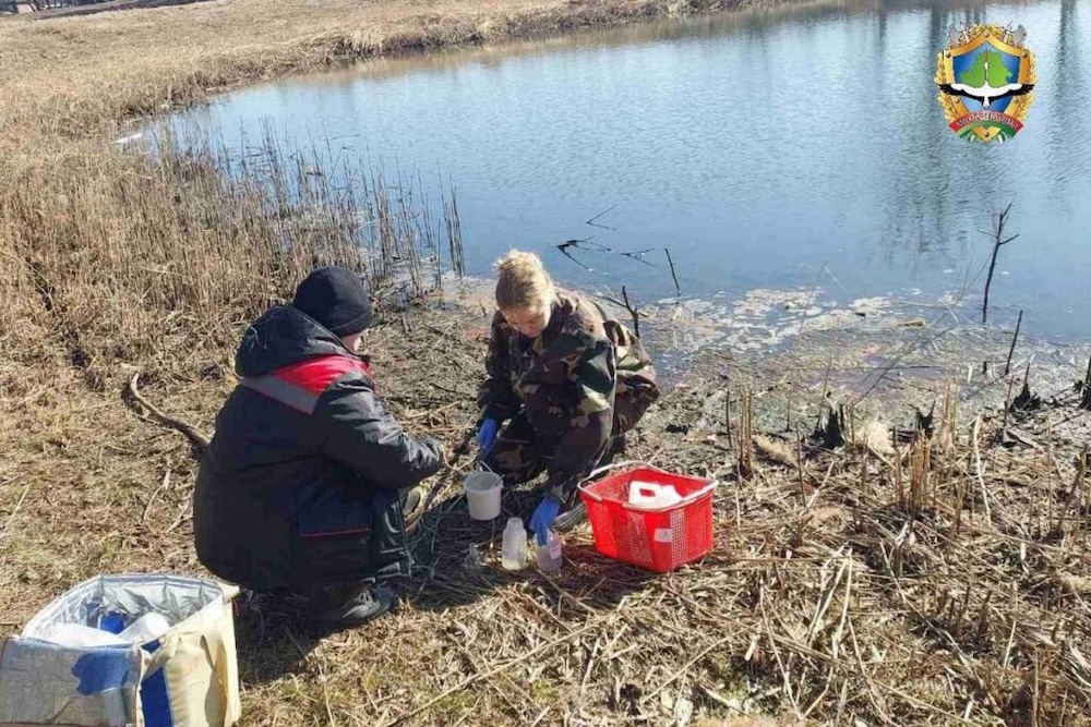 коммунальные службы на месте замора рыбы
