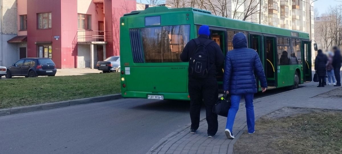 Автобус в Могилеве едет с открытыми дверями