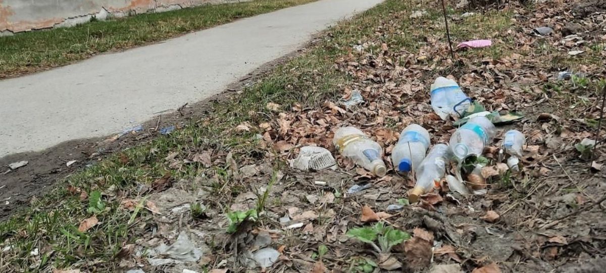 Мусор во дворе дома