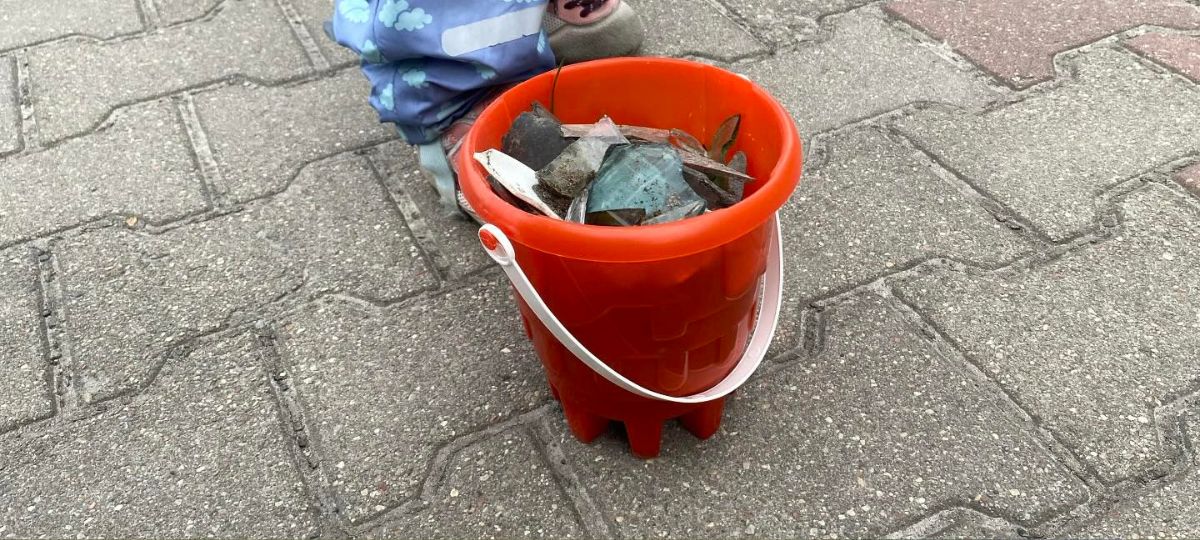 Ведро со стеклом на детской площадке в Бресте