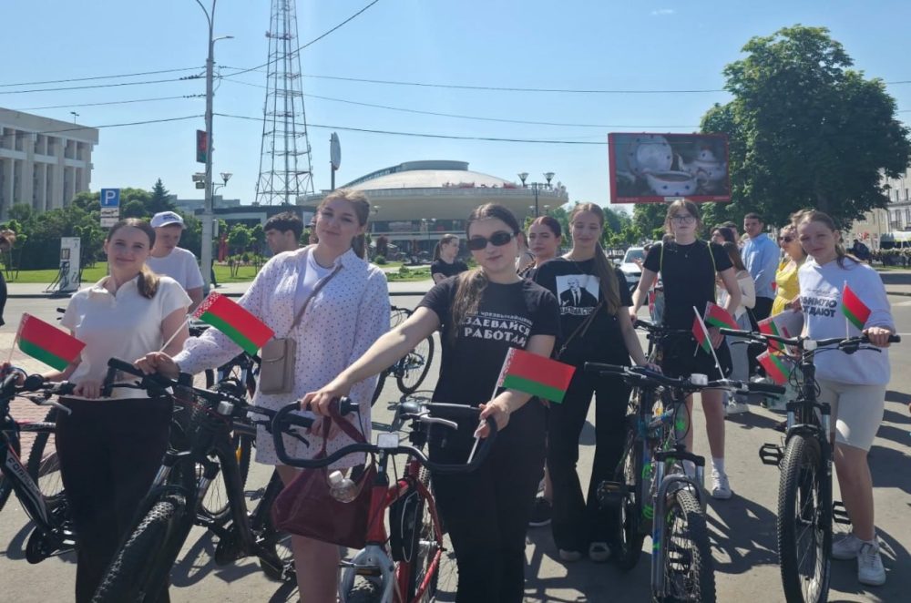 подростки в майках с символикой
