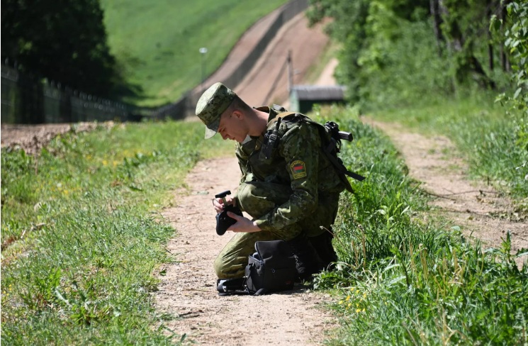 Беларуский пограничник запускает дрон. Фото: ГПК