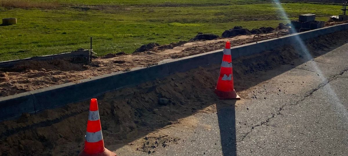 Бордюр на велодорожке в Дзержинске