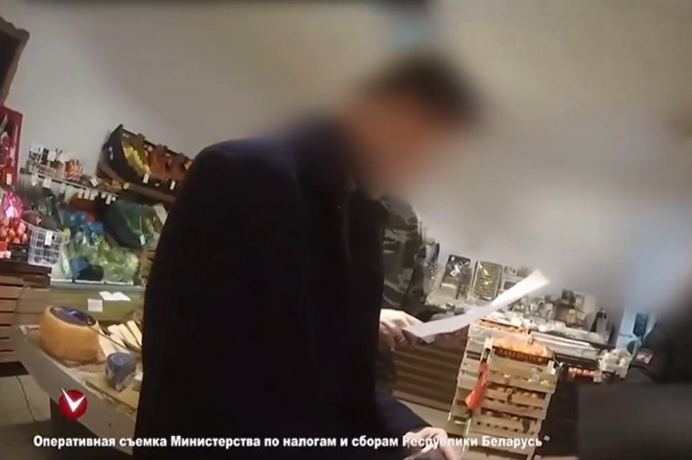 Брестская налоговая проверяет продовольственный павильон. Скриншот видео
