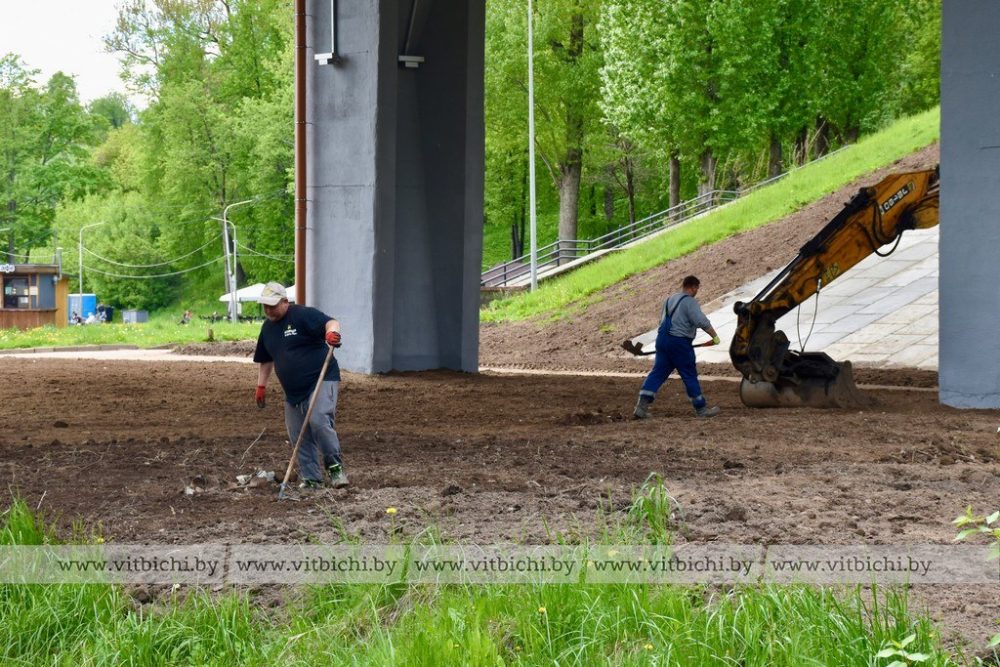 Мост Юбилейный приводят в порядок витебские коммунальщики