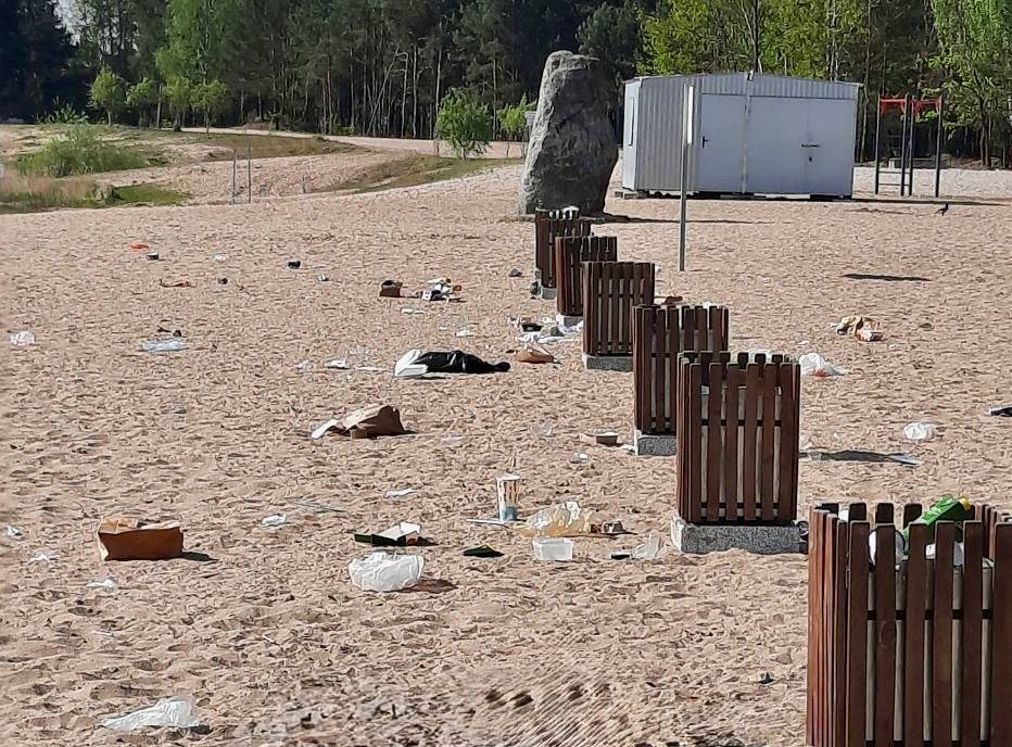 Мусор на пляже на Брестском море