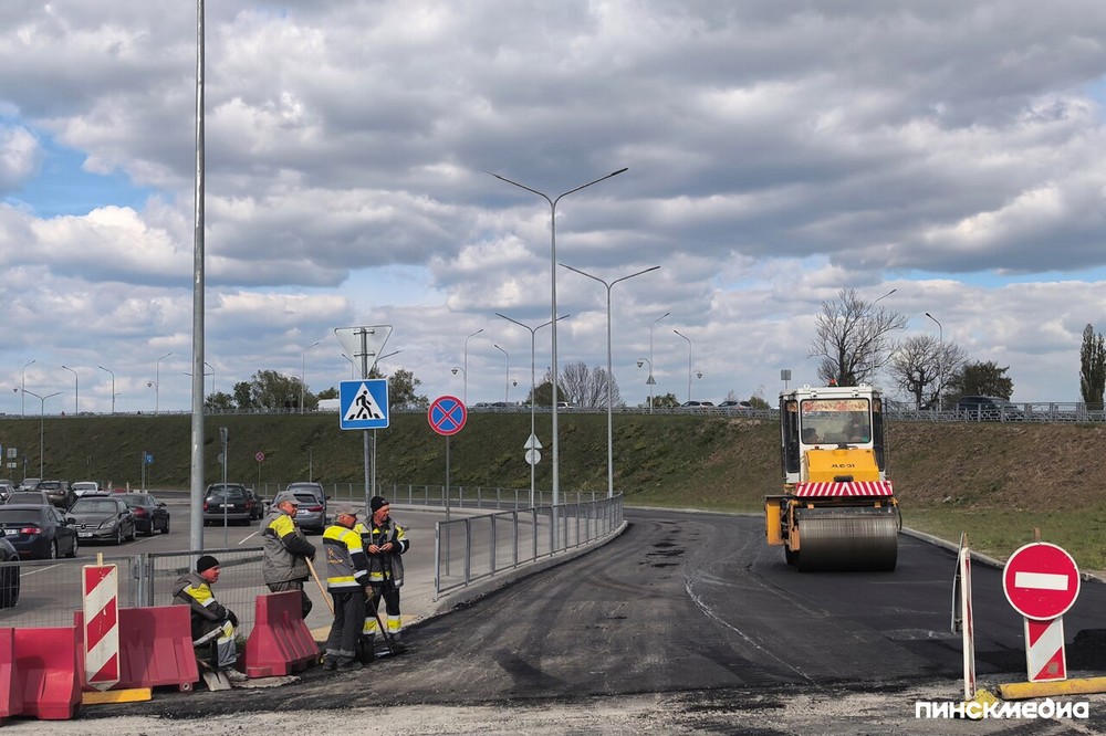 Новая дорога возле торгового центра в Пинске. Фото: «Пинскмедиа»