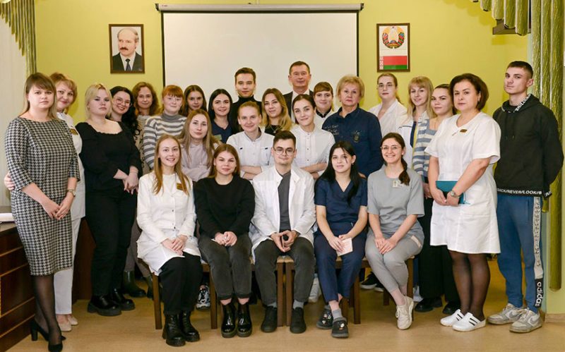 Ольга Козловская (стоит в первом ряду в белом халате) на встрече с молодыми специалистами