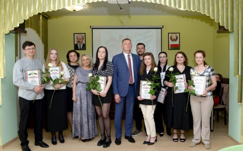 Ольга Козловская (второй ряд, возле портрета Лукашенко) со своим коллективом