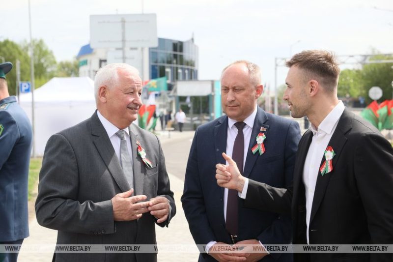 Петр Пархомчик общается с чиновниками во время открытия зоны ожидания возле пункта пропуска «Брест»