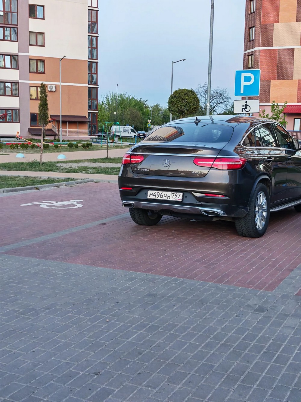 Россиянин припарковал автомобиль на месте для инвалидов. Фото из Threads