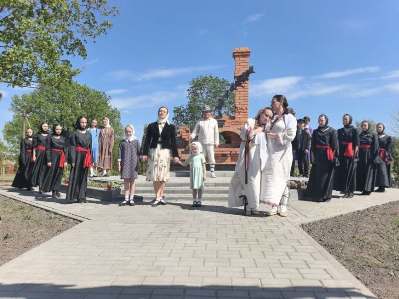 Сценка во время открытия памятника в Столинском районе 5 мая 2026 года. Фото: «Навіны Палесся»