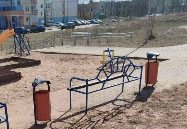 Сломанная лавочка на детской площадке в Борисове