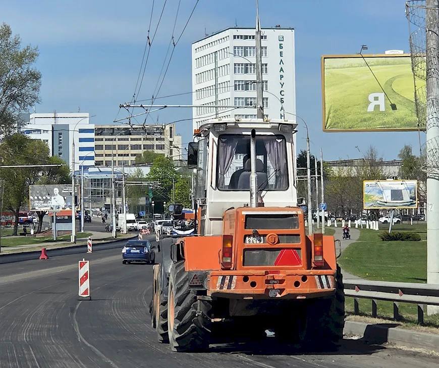 Укладка асфальтобетонного покрытия на мосту через реку Мухавец по улице 28-го Июля