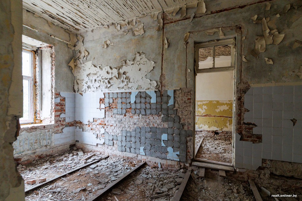Внутри усадьбы в Павлиново. Фото: Onliner