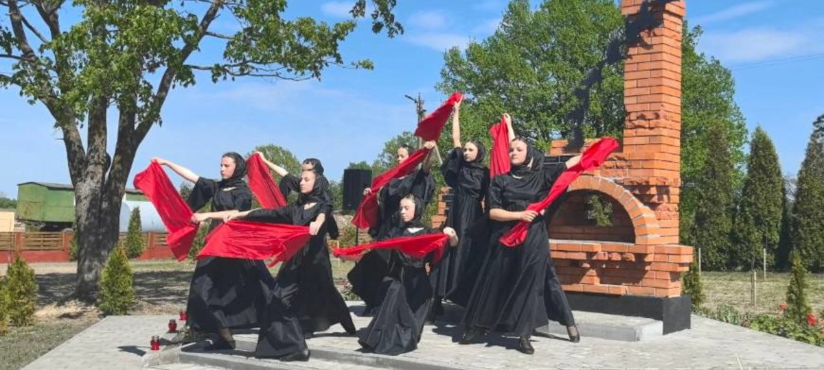 Во время открытия памятника сожженным деревням в Столинском районе устроили танцы. Фото: «Навіны Палесся»
