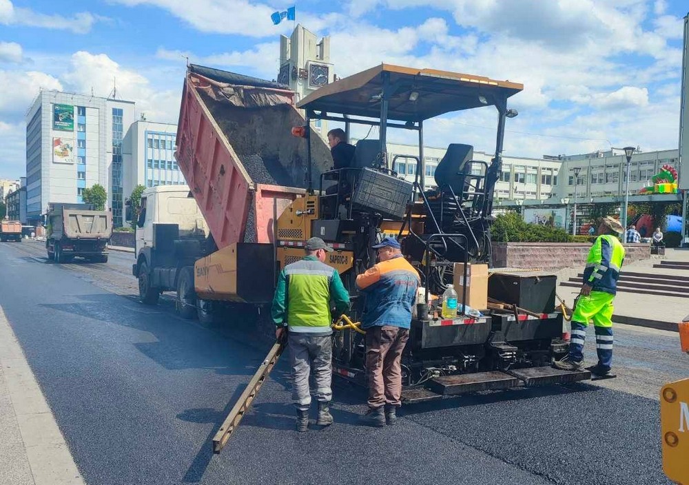 Замена дорожного покрытия возле ЦУМа в Бресте