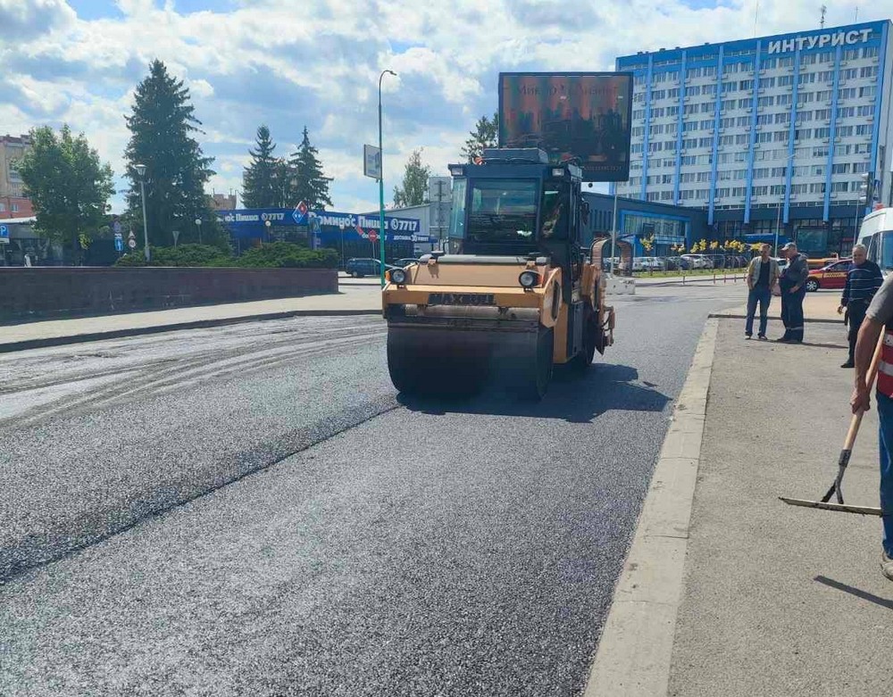 Замена дорожного покрытия возле ЦУМа в Бресте