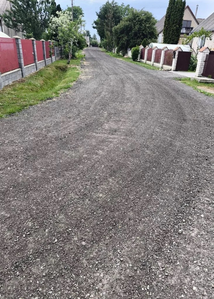 Дорога в переулке Строительном в Кобрине, посыпанная гранулятом