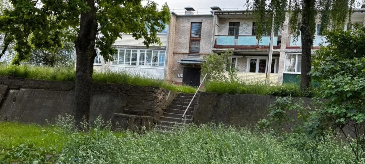 Двор на улице Пушкина в Слониме зарос травой